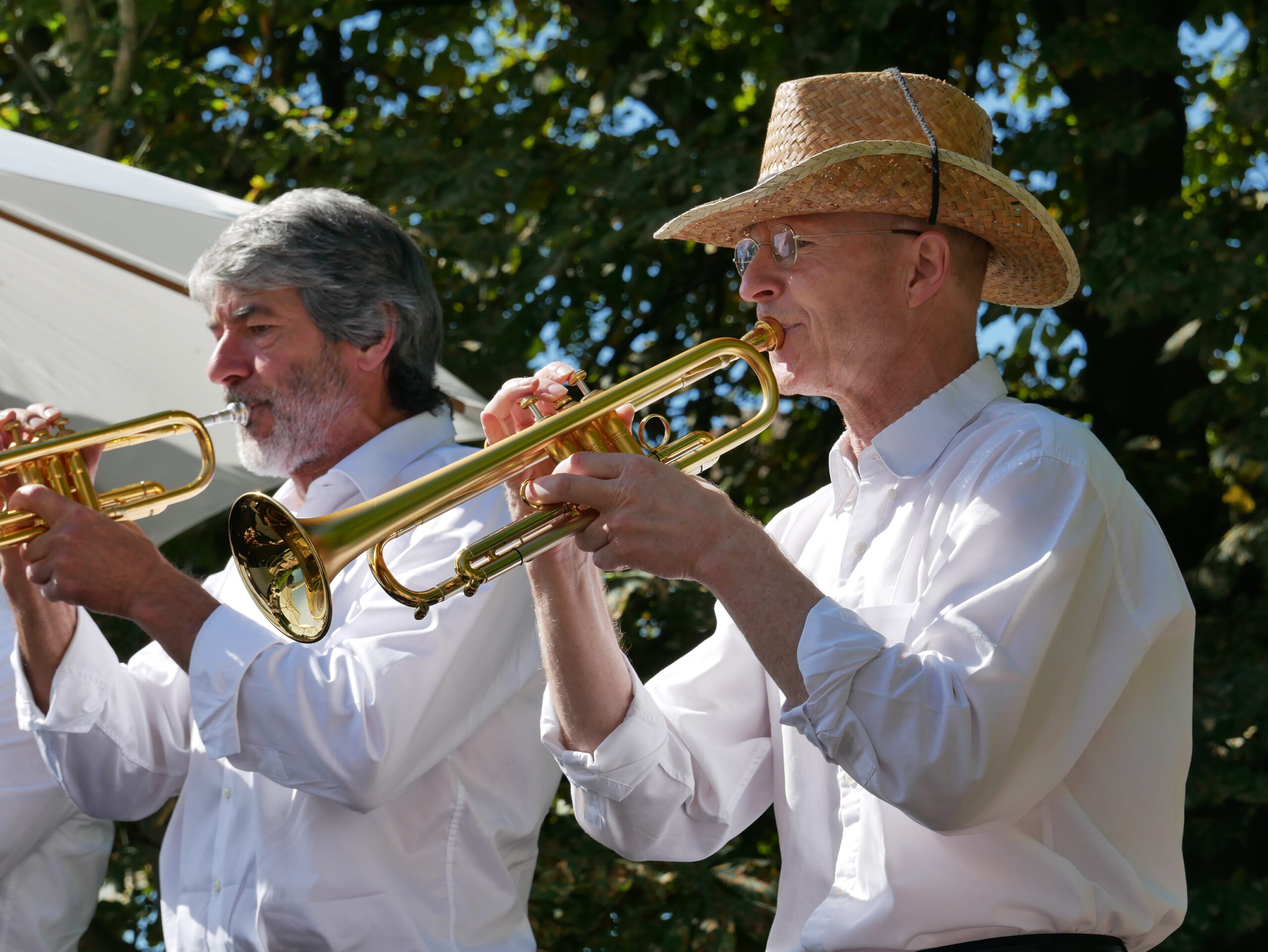 Zwei Trompeter der IKS Big Band beim Auftritt am Höchster Schloss 2022.